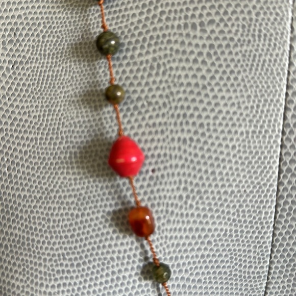 Single strand multi color necklace - Picture 3 of 3